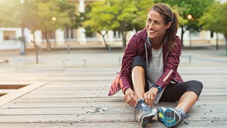 pessoa a apertar atacadores de ténis de corrida